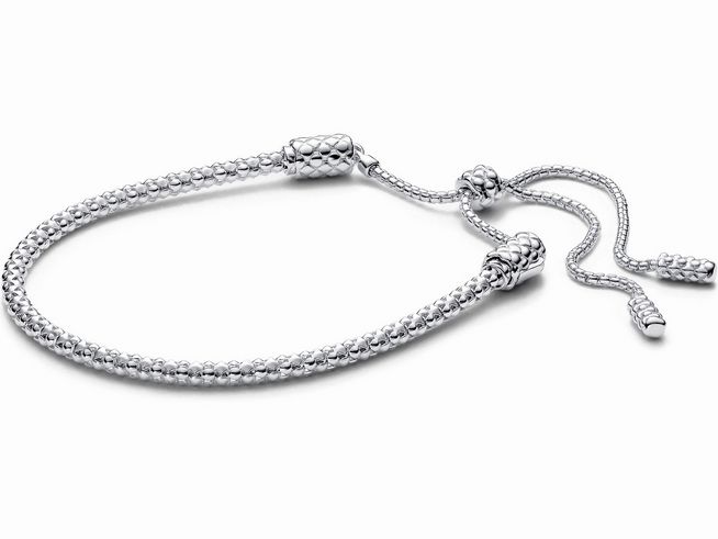 Silbernes Schiebeverschluss-Nietenarmband von Pandora aus Sterling Silber, elegantes Design mit feinem Geflecht und verstellbaren Enden, ideal für Charm-Anhänger.