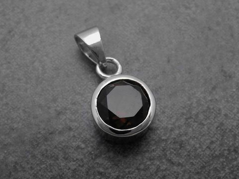 Anhänger aus rhodiniertem Sterling Silber mit einem facettierten Rauchquarz, Hersteller Juwelier Harnisch, dezentes Design mit schimmerndem Stein.