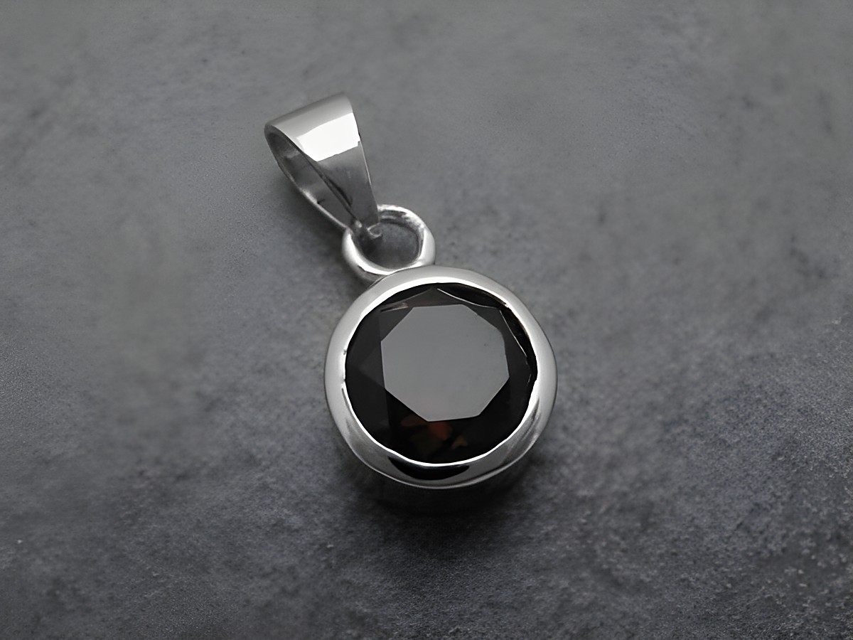 Anhänger aus rhodiniertem Sterling Silber mit einem facettierten Rauchquarz, Hersteller Juwelier Harnisch, dezentes Design mit schimmerndem Stein.