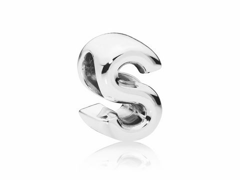 Pandora Charm in Form des Buchstabens S aus 925 Sterling Silber, glänzende und moderne Gestaltung, ideal zur persönlichen Schmuckgestaltung und als individuelles Geschenk.