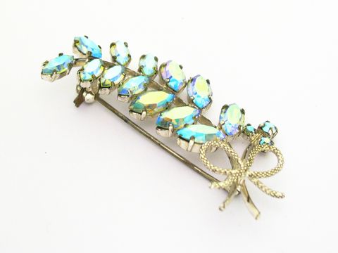 Strass Brosche in sexy hellblau, gefasst, neu vom Hersteller Juwelier Harnisch, elegante blaue Kristalle in floraler Form mit Schleifenmotiv, ideal als Schmuckaccessoire.