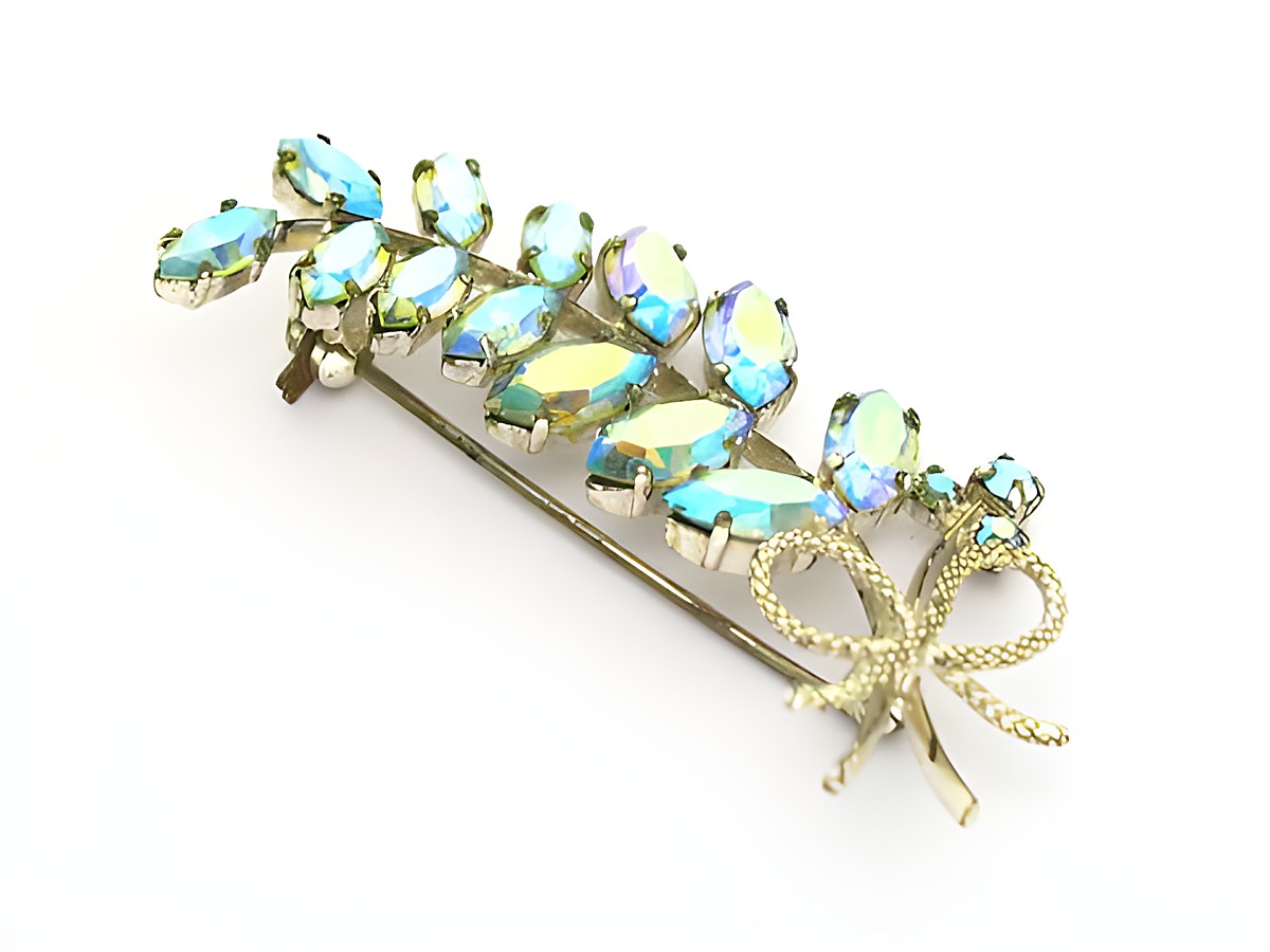 Strass Brosche in sexy hellblau, gefasst, neu vom Hersteller Juwelier Harnisch, elegante blaue Kristalle in floraler Form mit Schleifenmotiv, ideal als Schmuckaccessoire.