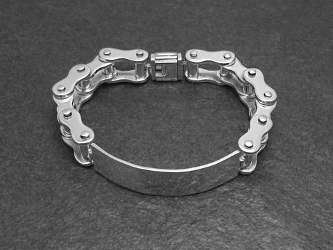 Silbernes Gravurarmband aus Motorrad- und Fahrradketten, 94g schwer, mit schlichten Gliedern und einer glatten Fläche für Gravuren, hergestellt von Juwelier Harnisch.