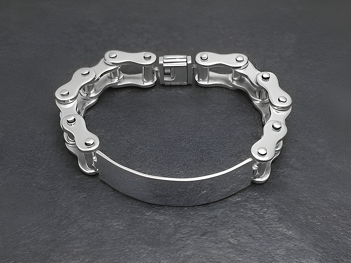 Silbernes Gravurarmband aus Motorrad- und Fahrradketten, 94g schwer, mit schlichten Gliedern und einer glatten Fläche für Gravuren, hergestellt von Juwelier Harnisch. – Ansicht 2