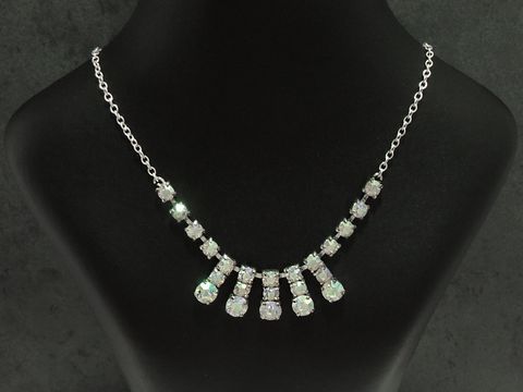 Strass Collier Kette opulent und bunt schimmernd, 38-45 cm, Hersteller Juwelier Harnisch, aus Sterling Silber in silberfarben mit glänzenden Kristallen.