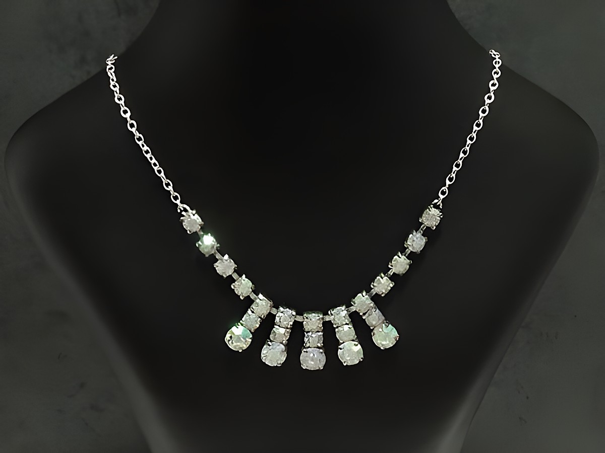 Strass Collier Kette opulent und bunt schimmernd, 38-45 cm, Hersteller Juwelier Harnisch, aus Sterling Silber in silberfarben mit glänzenden Kristallen.