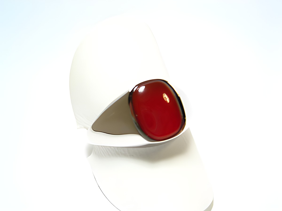 Silber Ring rhodiniert mit einem rot braunen Karneol im 70er Look, hergestellt von Juwelier Harnisch, der Ring ist verstellbar und präsentiert sich elegant auf einem weißen Ringhalter.