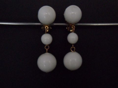 71846-0 Ohrclip in sommerweiß und zeitlosem Design, gefertigt aus Kunstharz und goldfarbenem Metall, Hersteller Juwelier Harnisch, ideal für jeden Anlass.