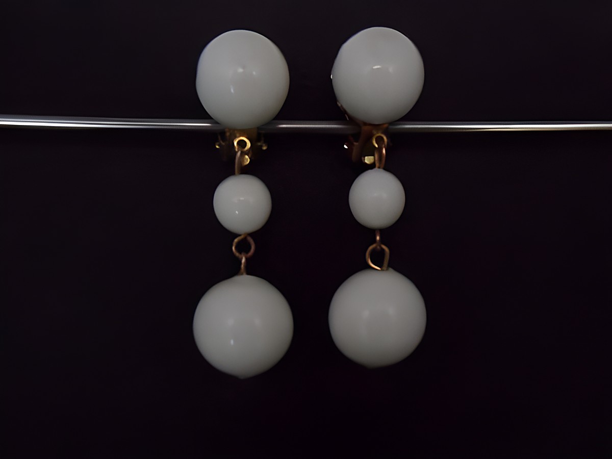 Ohrclip in sommerweiß und zeitlosem Design, gefertigt aus Kunstharz und goldfarbenem Metall, Hersteller Juwelier Harnisch, ideal für jeden Anlass.