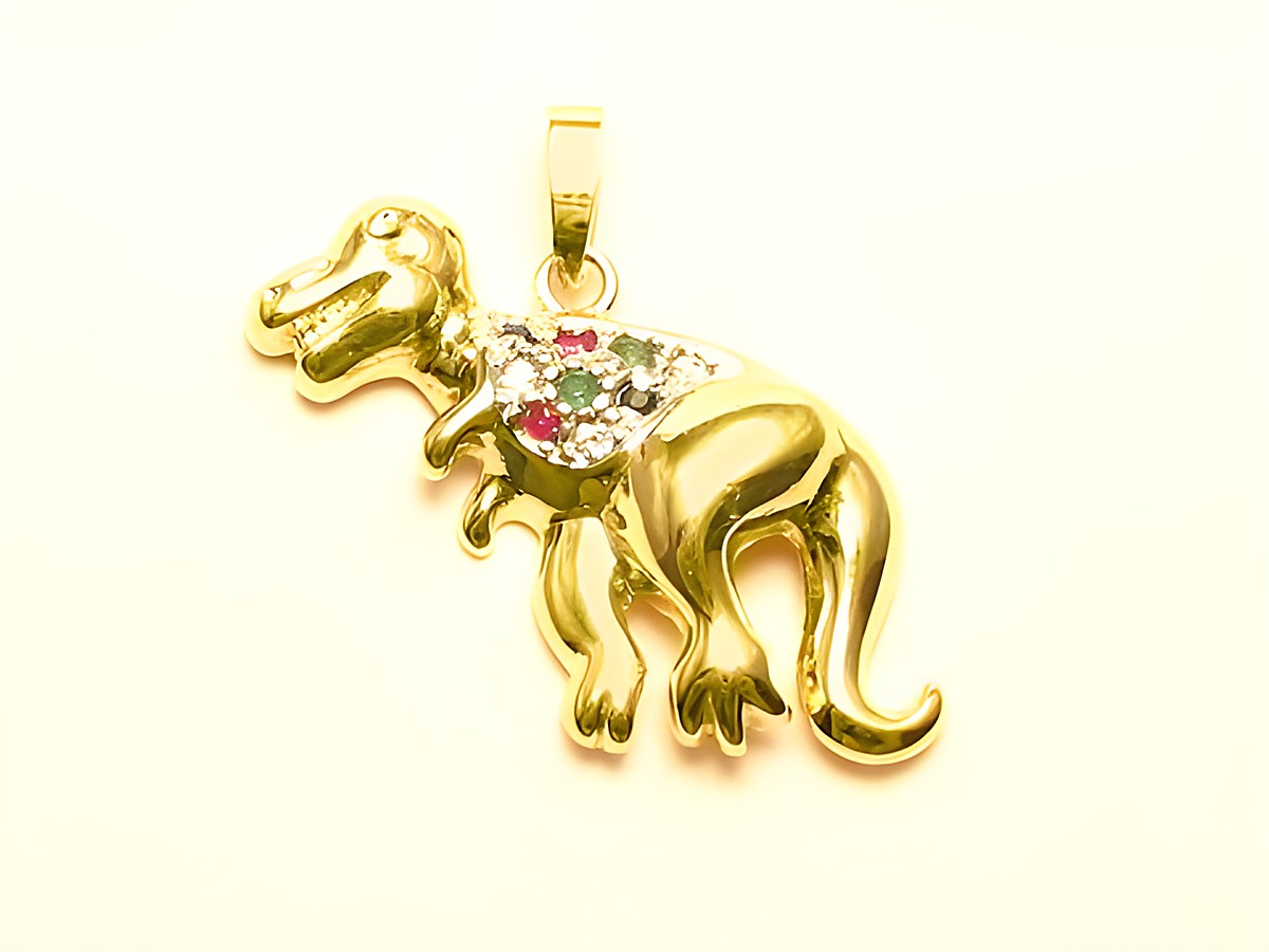 Dinosaurier Anhänger aus 585 Gold, verziert mit Saphir, Rubin und Smaragd, designet von Juwelier Harnisch, ideal für Tierliebhaber und Schmuckliebhaber.