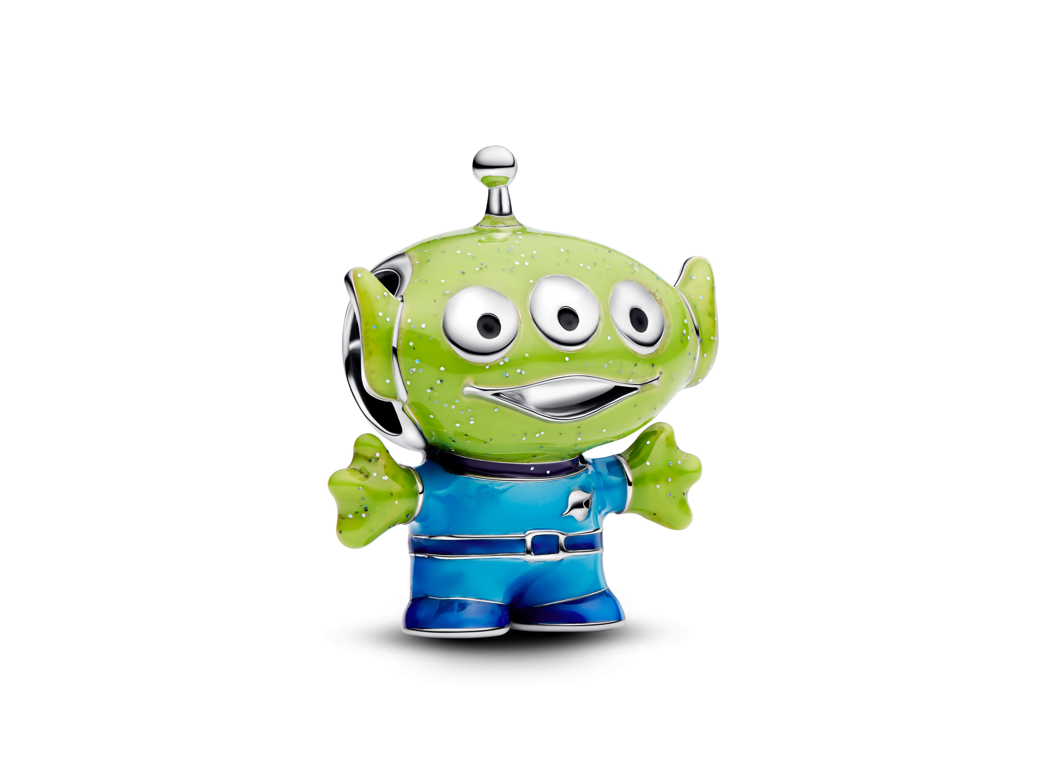Charm im Design eines Alien aus Disney Pixar Toy Story, aus Sterling Silber mit grüner Emaille, lächelnd und mit blauen Kleidung, in einer kinderfreundlichen Pose.