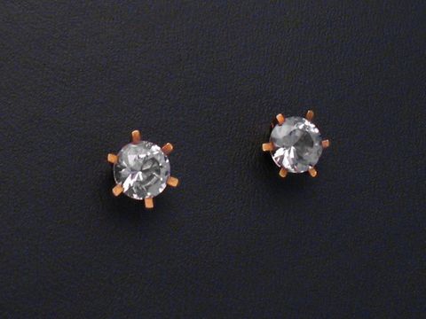 Ohrringe aus synthetischem Turmalin in runder Form, gefasst in Gold 585 mit fünf Zinken, hergestellt von Juwelier Harnisch, weitere Steine ergänzen das elegante Design.