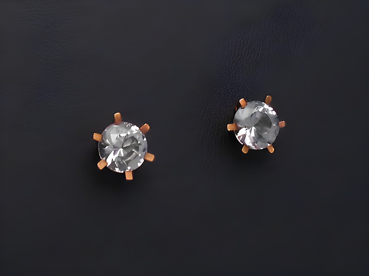Ohrringe aus synthetischem Turmalin in runder Form, gefasst in Gold 585 mit fünf Zinken, hergestellt von Juwelier Harnisch, weitere Steine ergänzen das elegante Design.