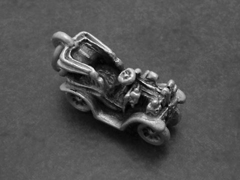 Silber Anhänger eines Oldtimers im Design eines klassischen Autos, gefertigt vom Hersteller Juwelier Harnisch, ideal für Fahrzeugliebhaber.