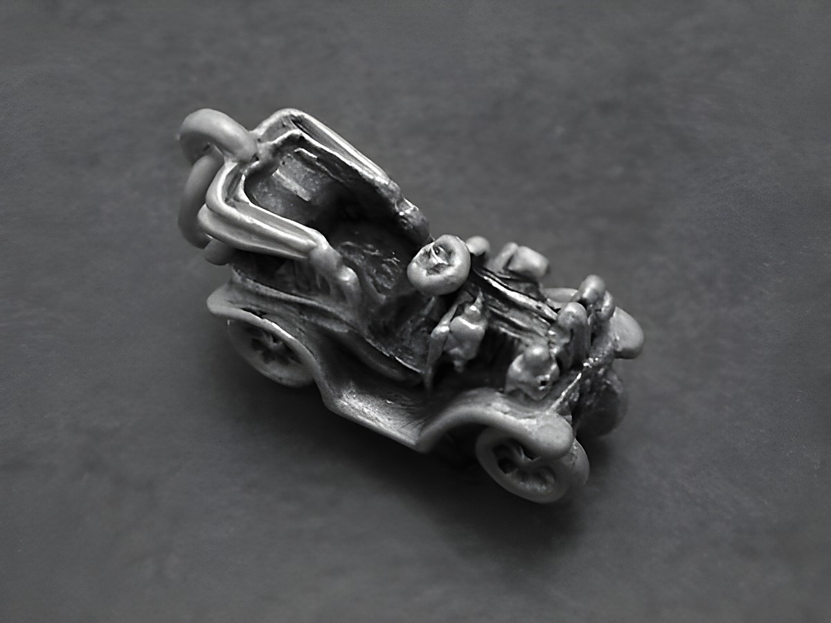 Silber Anhänger eines Oldtimers im Design eines klassischen Autos, gefertigt vom Hersteller Juwelier Harnisch, ideal für Fahrzeugliebhaber.