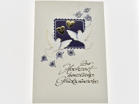 Hochzeitskarte mit Tauben auf blauem Hintergrund und silbernen Herzen, umrahmt von floralen Motiven und dem Wunsch zur Hochzeit. Hersteller: Juwelier Harnisch. Hochzeitskarten.
