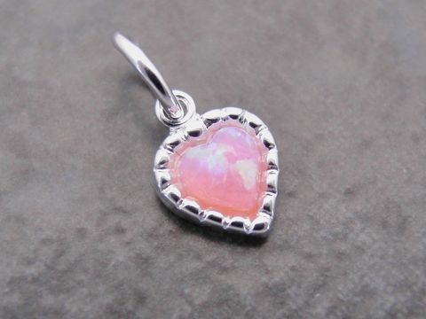 Silber Anhänger in Herzform, zierlich, mit einem synth. Opal in rosapink, Hersteller: Juwelier Harnisch, Perlen & Steine. Ideal als schmückendes Accessoire.