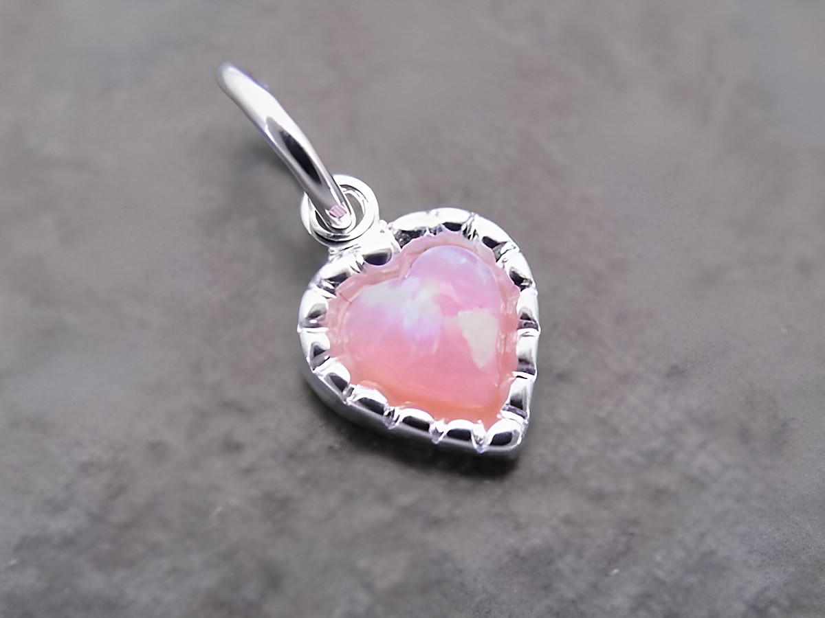 Silber Anhänger in Herzform, zierlich, mit einem synth. Opal in rosapink, Hersteller: Juwelier Harnisch, Perlen & Steine. Ideal als schmückendes Accessoire.