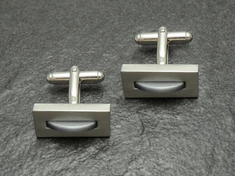 Manschettenknöpfe silberfarben mit grauer Einlage, Hersteller Juwelier Harnisch, elegantes Design für stilvolle Outfits. Ideal für besondere Anlässe und formelle Kleidung.