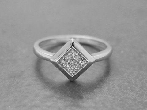 Ring aus rhodiniertem Sterling Silber mit einer dekorativen, quadratischen Fassung, besetzt mit neun funkelnden Zirkonias, Größe 58, Hersteller Juwelier Harnisch.