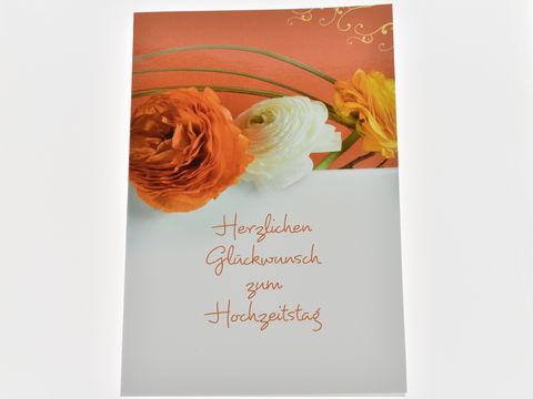 Hochzeitskarte mit bunten Rosen in Orange und Weiß, dekoriert mit einem eleganten Schriftzug "Herzlichen Glückwunsch zum Hochzeitstag", ideal als Gruß für das Brautpaar.