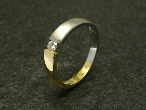 Bicolor Gold Ring teilmattiert mit Diamant Größe 48 von Juwelier Harnisch, bis Größe 50/16, elegant und modern gestaltet, ideal für besondere Anlässe oder als Verlobungsring.