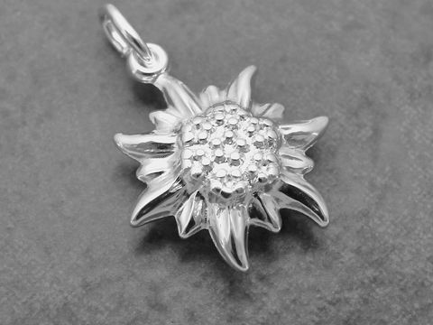 Silber Anhänger mit Edelweiß-Motiv, natürlich und teilmattiert, hergestellt von Juwelier Harnisch, symbolisiert die alpine Pflanzenwelt in einem eleganten Design.