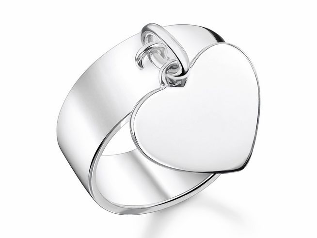 Der Thomas Sabo Herz Gravurplatte Ring aus Sterling Silber ist poliert und hat die Größe 54. Der Ring hat eine glänzende Oberfläche mit einer herzförmigen Gravurplatte.