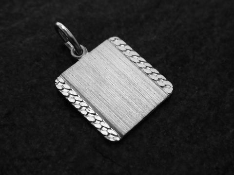 Gravurplatte aus mattiertem Silberanhänger mit einem Durchmesser von 19 mm, Hersteller Juwelier Harnisch, schlichtes Design mit umlaufender Struktur.