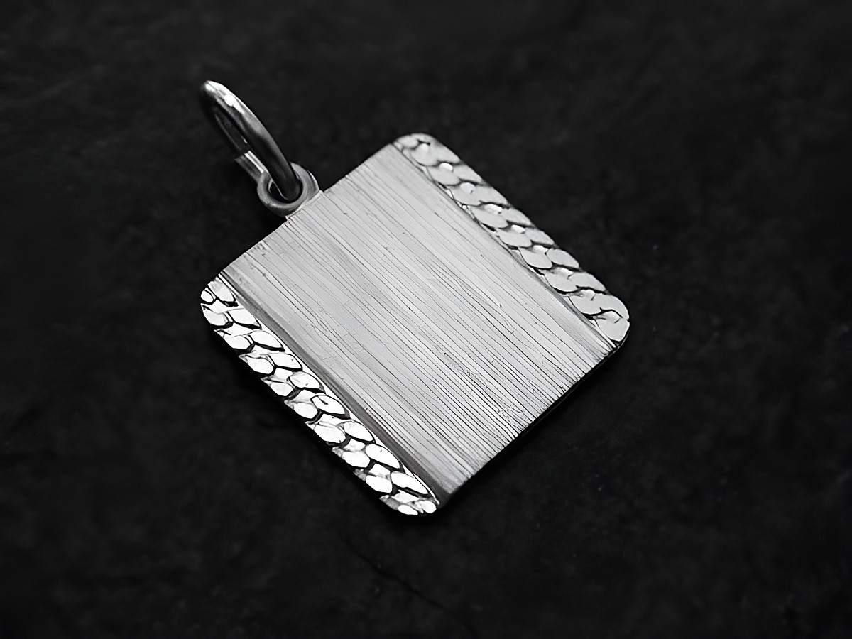 Gravurplatte aus mattiertem Silberanhänger mit einem Durchmesser von 19 mm, Hersteller Juwelier Harnisch, schlichtes Design mit umlaufender Struktur.
