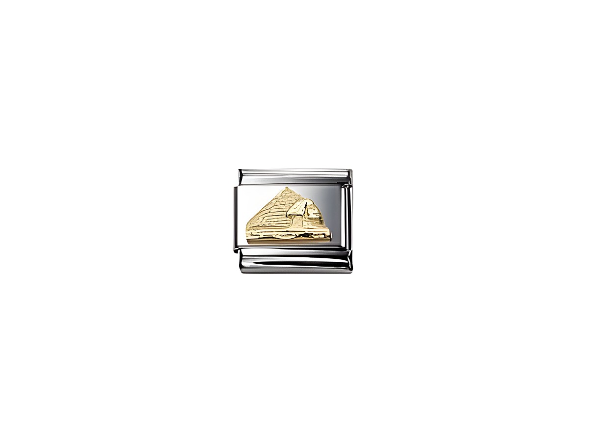 Die Abbildung zeigt ein Schmuckstück der Marke Nomination, das eine stilisierte Darstellung einer Pyramide in gold und silber zeigt. Das Design erinnert an klassische Monumente und Denkmäler.