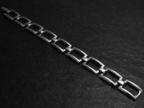 Silberarmband modern 18,5 cm Design, Hersteller Juwelier Harnisch, ohne Stein, zeigt ein elegantes, schlichtes Muster aus eckigen Gliedern auf schwarzem Untergrund.