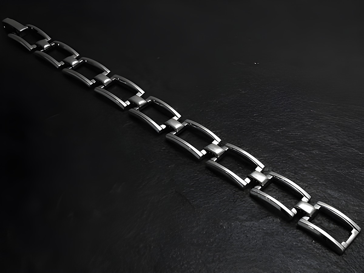 Silberarmband modern 18,5 cm Design, Hersteller Juwelier Harnisch, ohne Stein, zeigt ein elegantes, schlichtes Muster aus eckigen Gliedern auf schwarzem Untergrund.