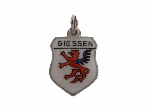 Silberner Anhänger mit dem Stadtwappen von Giessen, Deutschland. Das Wappen zeigt einen roten Löwen auf weißem Grund mit dem Schriftzug Giessen oben. Ideal für Schmuckliebhaber.