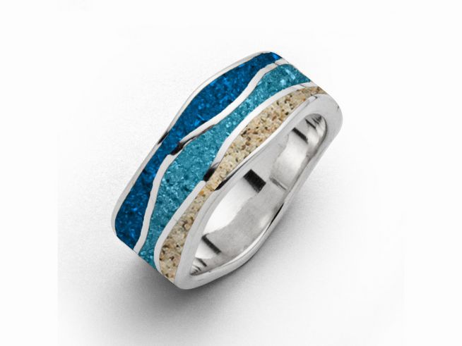 Sterling Silber Ring von DUR in Größe 54, verziert mit Strandsand und blauem Steinsand, gestaltet in Strandwellen-Optik. Ein modernes und maritimes Schmuckstück.