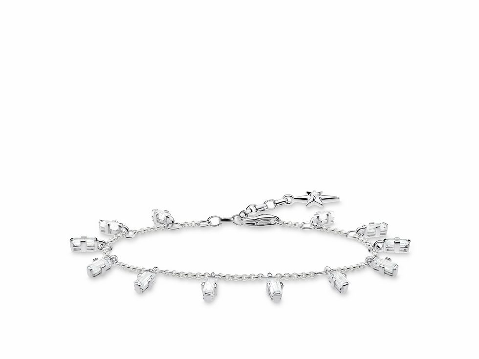 Das Bild zeigt ein elegantes Thomas Sabo Armband aus Sterling Silber mit Zirkonia in weiß, verziert mit mehreren Anhängern, ideal für eine Handgelenksgröße von 16 bis 19 cm.
