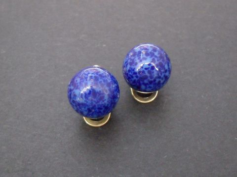 71823-0 Ohrclip in blau zeitlos mit goldfarbenen Elementen aus synthetischem Lapis, Hersteller Juwelier Harnisch, elegant und stilvoll für jeden Anlass.