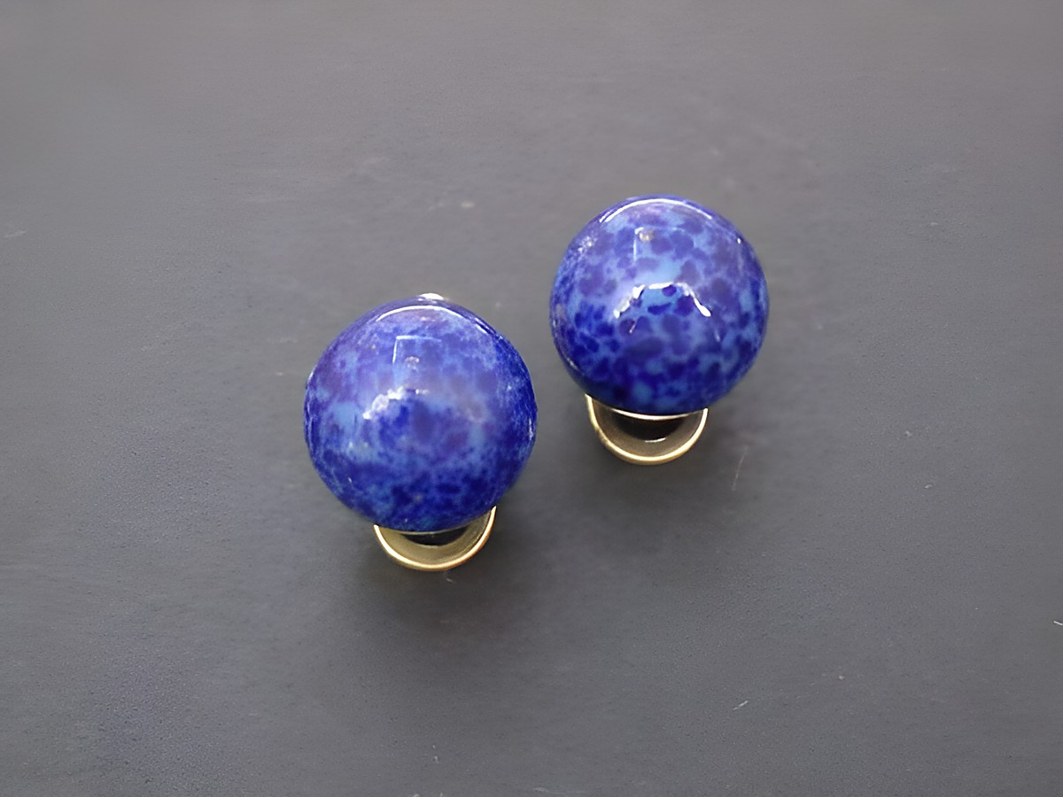 Ohrclip in blau zeitlos mit goldfarbenen Elementen aus synthetischem Lapis, Hersteller Juwelier Harnisch, elegant und stilvoll für jeden Anlass.
