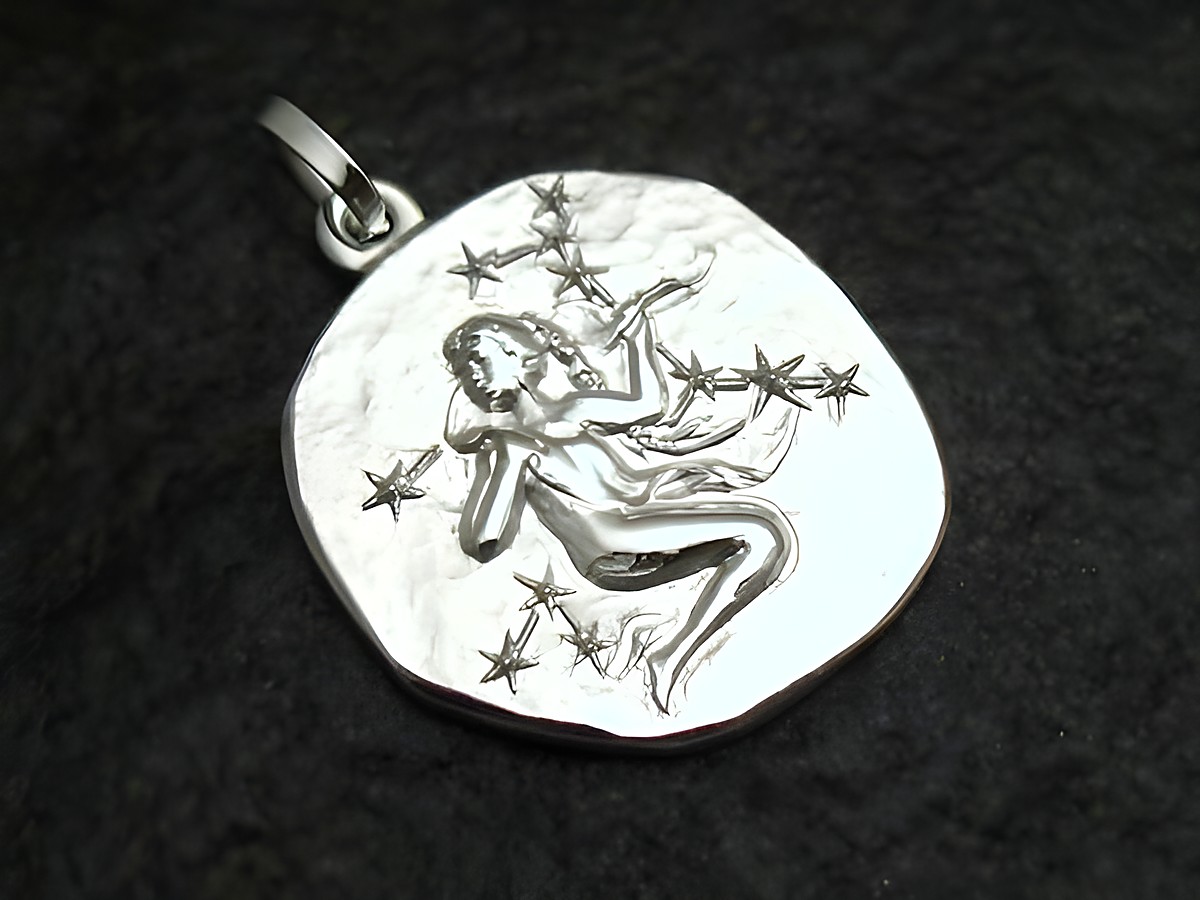 Jungfrau Sternzeichen Anhänger aus Sterling Silber, geprägt mit dem Symbol der Jungfrau und umgeben von stilisierten Sternen, gefertigt von Juwelier Harnisch.