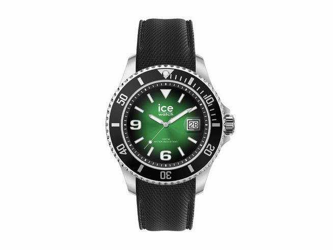 50441133-0 Die Ice-Watch ICE Steel in Deep Green mit einem schwarzen Silikonarmband zeigt ein grünes Ziffernblatt mit Datumsanzeige und kontrastierenden Stundenmarkierungen.