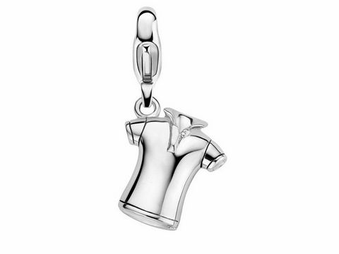 Ein silberner Charm in Form eines Poloshirts von Ti Sento, Modell 8299DE, mit detaillierter Darstellung und hochwertiger Verarbeitung, ideal für Schmuckliebhaber.