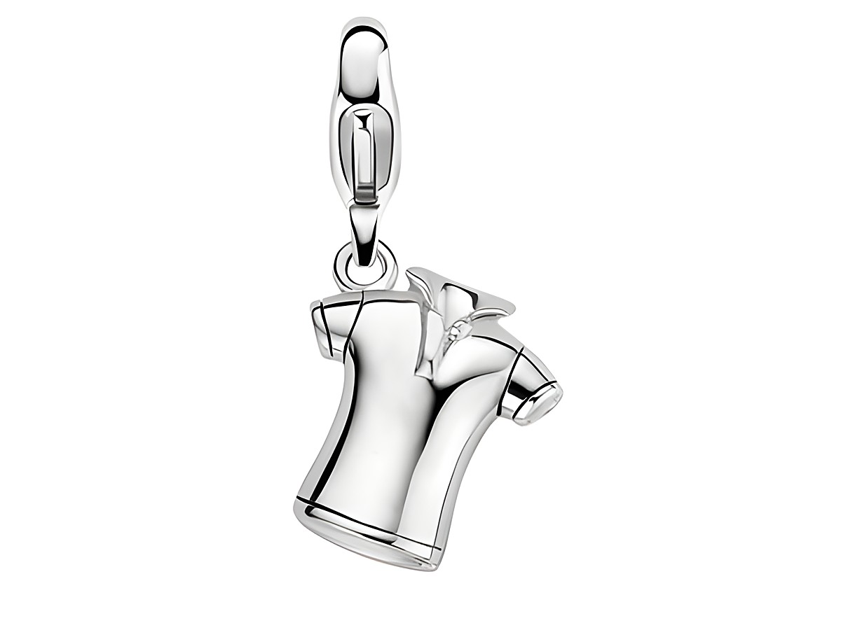 Ein silberner Charm in Form eines Poloshirts von Ti Sento, Modell 8299DE, mit detaillierter Darstellung und hochwertiger Verarbeitung, ideal für Schmuckliebhaber.