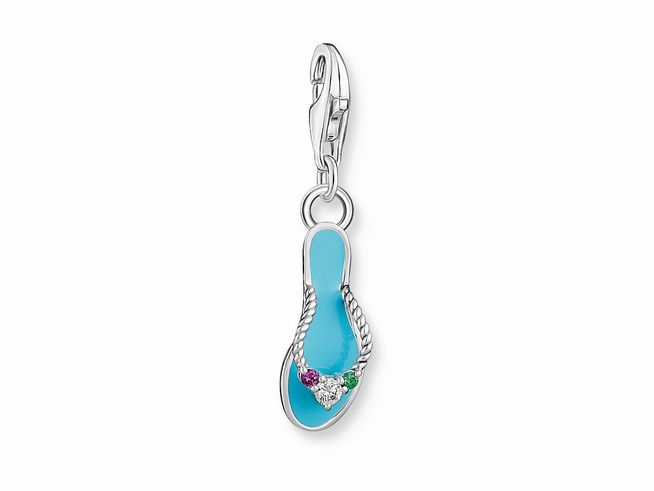 Charm-Anhänger von Thomas Sabo im Design einer Badelatsche mit türkisfarbenem Emaille und bunten, synthetischen Steinen auf der Riemchen, gefertigt aus geschwärztem Silber.