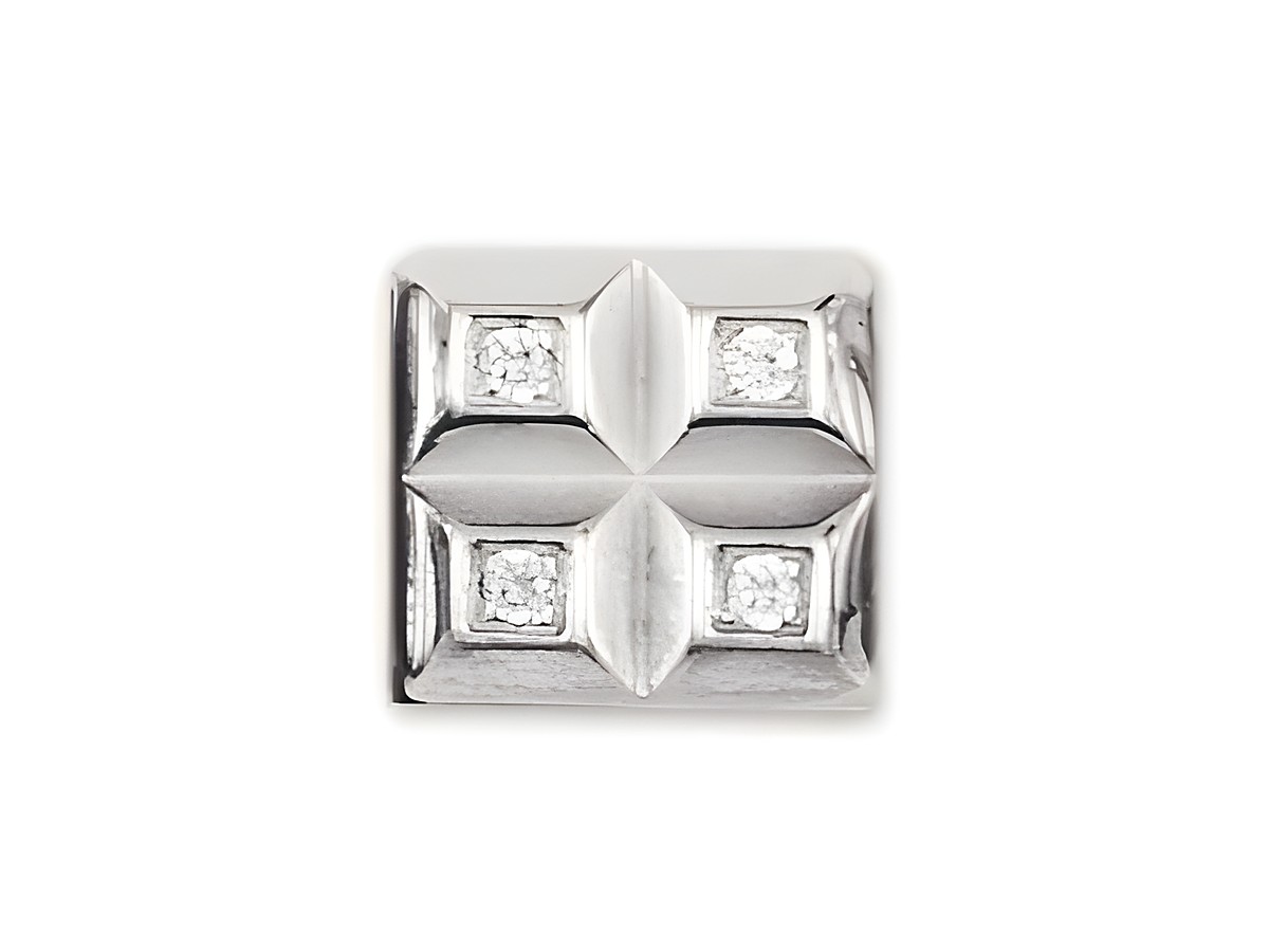 Zirkonia Pyramidenform aus Silber mit glänzender Oberfläche, vier Zirkonia-Steinen in quadratischer Anordnung, Teil der Royal Classic Kollektion von Nomination, Artikelnummer 140956 07.