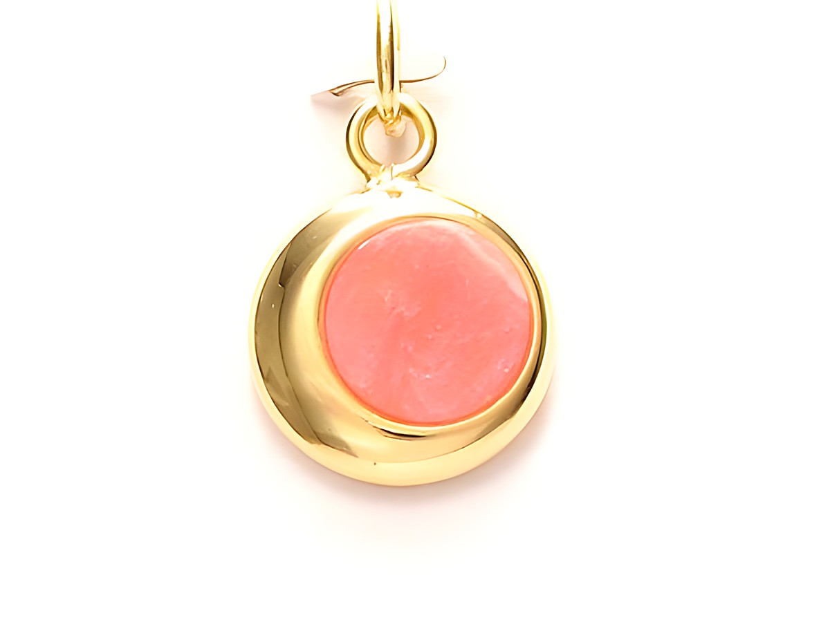 Rhodochrosit runder Anhänger mit Goldauflage von Juwelier Harnisch, elegantes Design mit zartem Rosa des Steins, ideal für stilvolle Akzente.