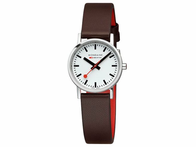 Mondaine Uhr Classic A658.30323.11SBGV mit einem 30 mm Gehäuse, weißem Ziffernblatt, schwarzer und roter Uhrzeiger sowie braunem Lederarmband. Elegant und zeitlos.