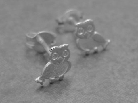 Ohrringe in Eulenform aus Sterling Silber, symbolisch und schlicht. Hersteller: Juwelier Harnisch, Ohrstecker ohne Stein. Perfekte Ergänzung für jeden Look.