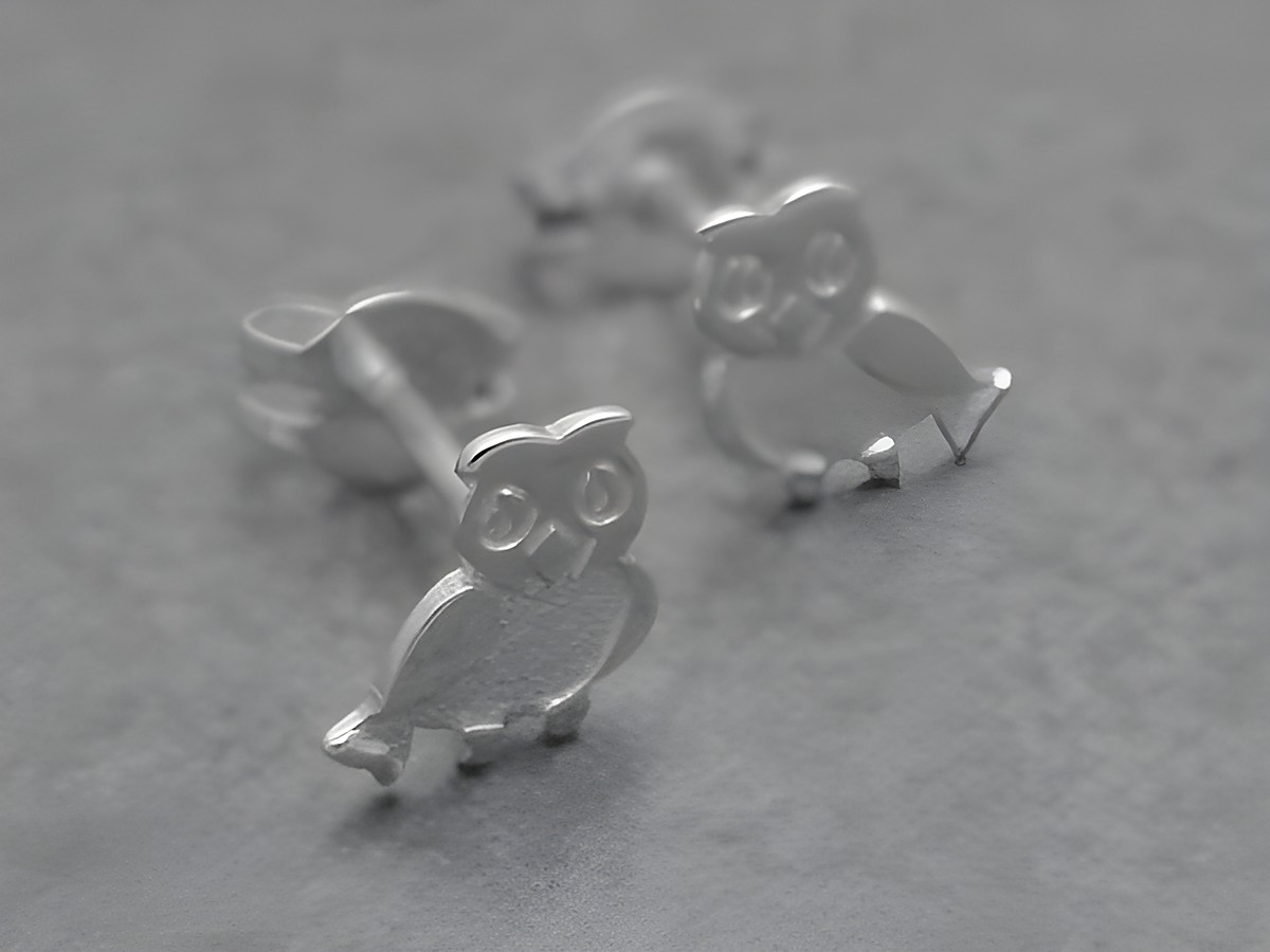Ohrringe in Eulenform aus Sterling Silber, symbolisch und schlicht. Hersteller: Juwelier Harnisch, Ohrstecker ohne Stein. Perfekte Ergänzung für jeden Look.