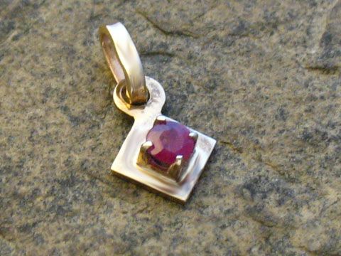 Gold Anhänger mit einem kleinen Quadraten Rubin, Gold 333, Hersteller Juwelier Harnisch, Rubin elegant gefasst und funkelnd, zeitloses Schmuckstück für jeden Anlass.