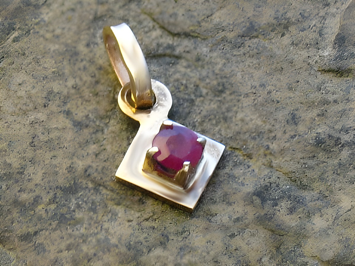Gold Anhänger mit einem kleinen Quadraten Rubin, Gold 333, Hersteller Juwelier Harnisch, Rubin elegant gefasst und funkelnd, zeitloses Schmuckstück für jeden Anlass.